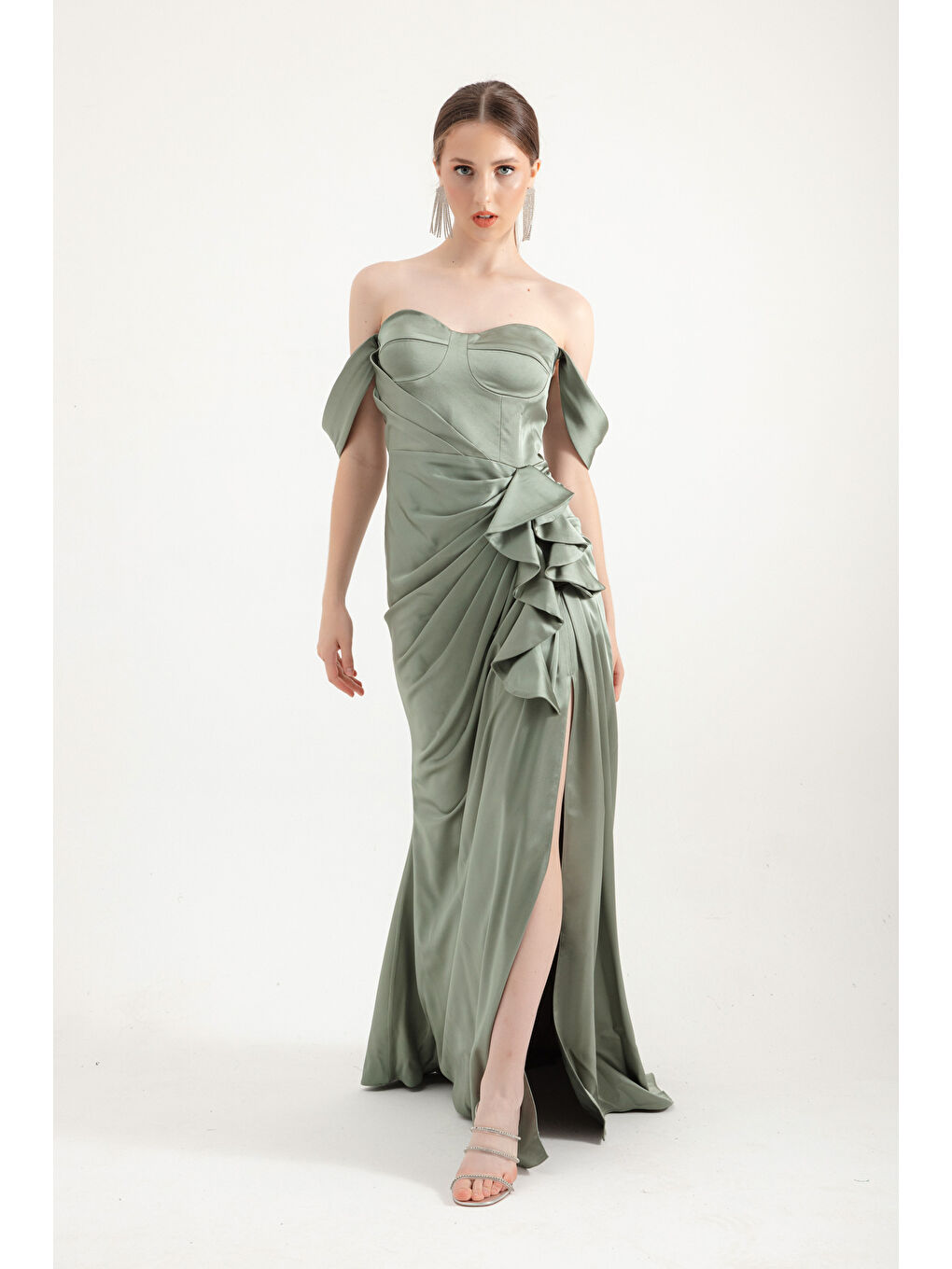 Kadın Mint Yeşili Kalp Yaka Fırfırlı Uzun Saten Abiye Elbise