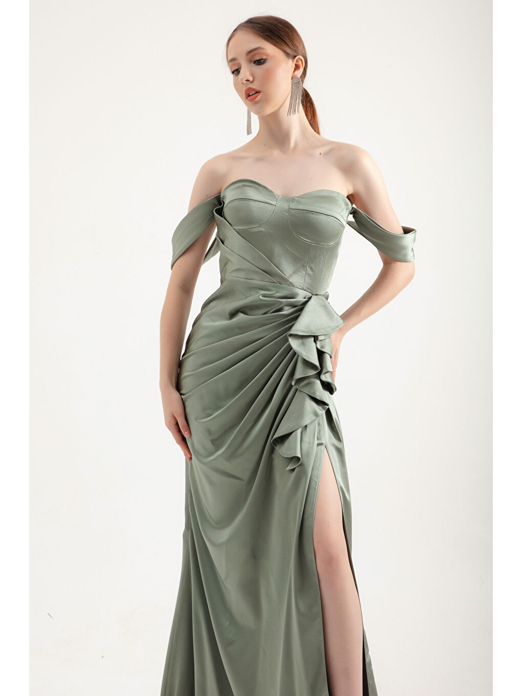 Kadın Mint Yeşili Kalp Yaka Fırfırlı Uzun Saten Abiye Elbise-1