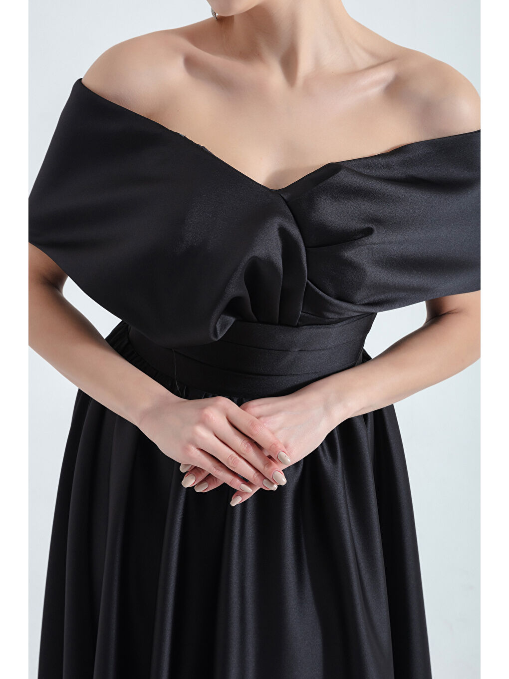 Kadın Siyah Kayık Yaka Kloş Midi Saten Abiye Elbise-3