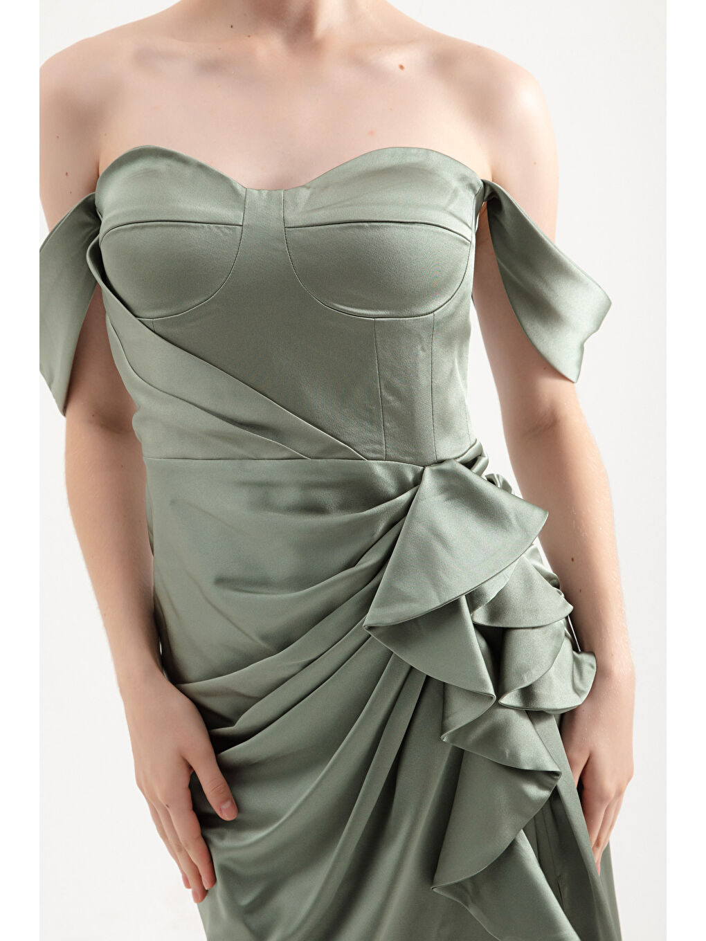 Kadın Mint Yeşili Kalp Yaka Fırfırlı Uzun Saten Abiye Elbise-3