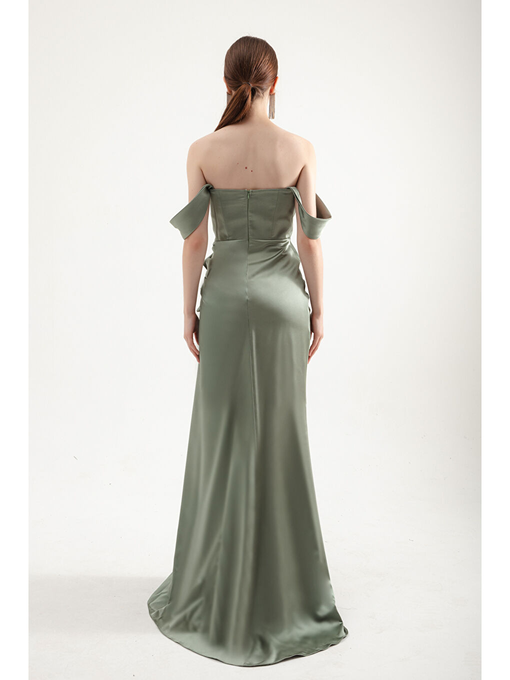 Kadın Mint Yeşili Kalp Yaka Fırfırlı Uzun Saten Abiye Elbise-4