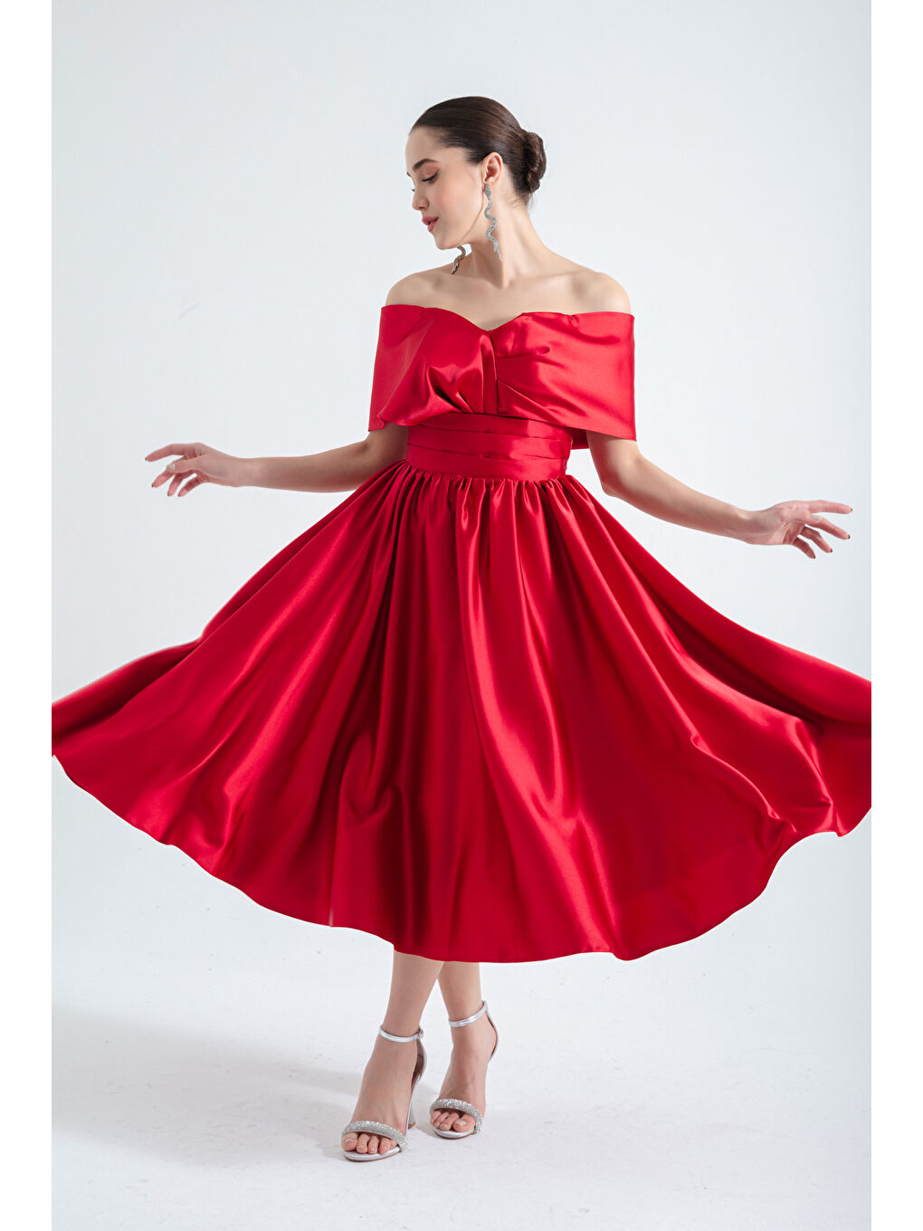 Kadın Kırmızı Kayık Yaka Kloş Midi Saten Abiye Elbise