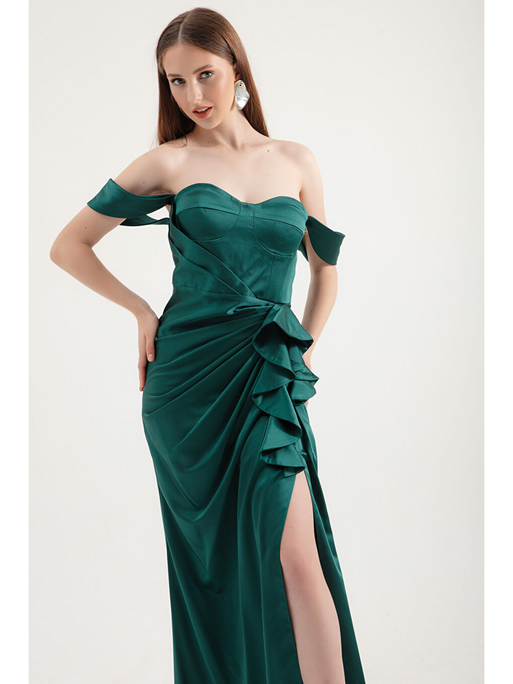 Kadın Zümrüt Yeşili Kalp Yaka Fırfırlı Uzun Saten Abiye Elbise-3