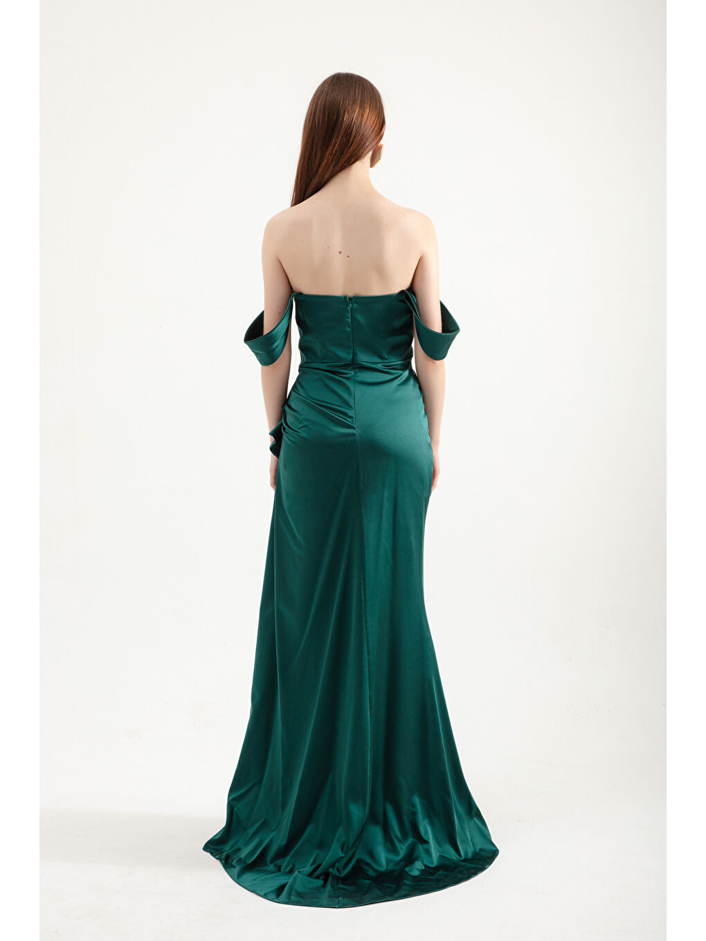 Kadın Zümrüt Yeşili Kalp Yaka Fırfırlı Uzun Saten Abiye Elbise-4