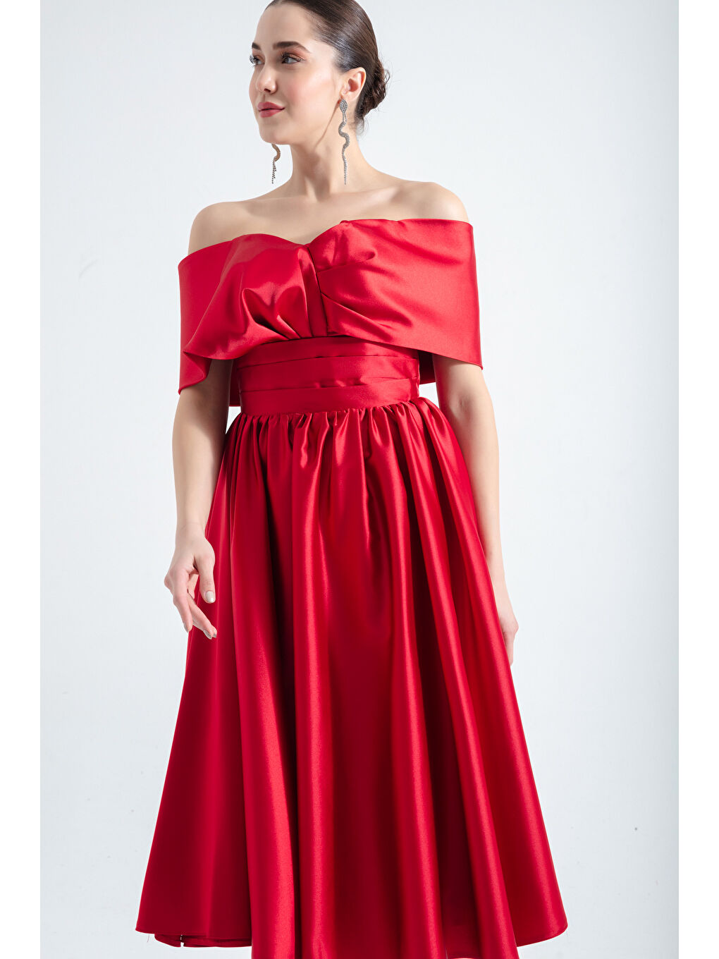 Kadın Kırmızı Kayık Yaka Kloş Midi Saten Abiye Elbise-2