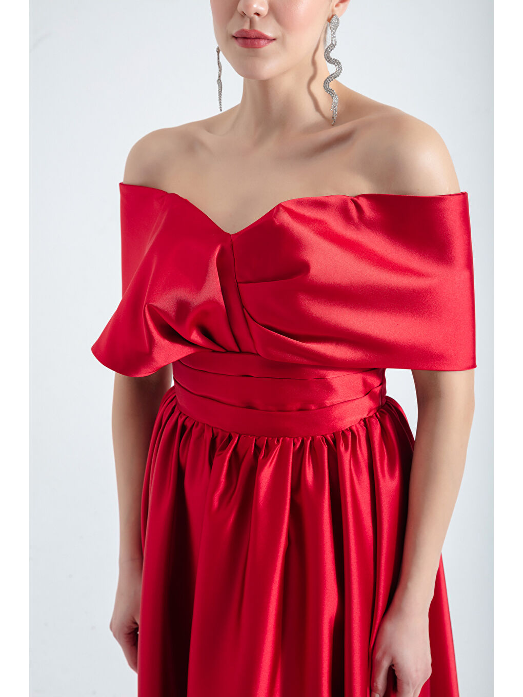 Kadın Kırmızı Kayık Yaka Kloş Midi Saten Abiye Elbise-3