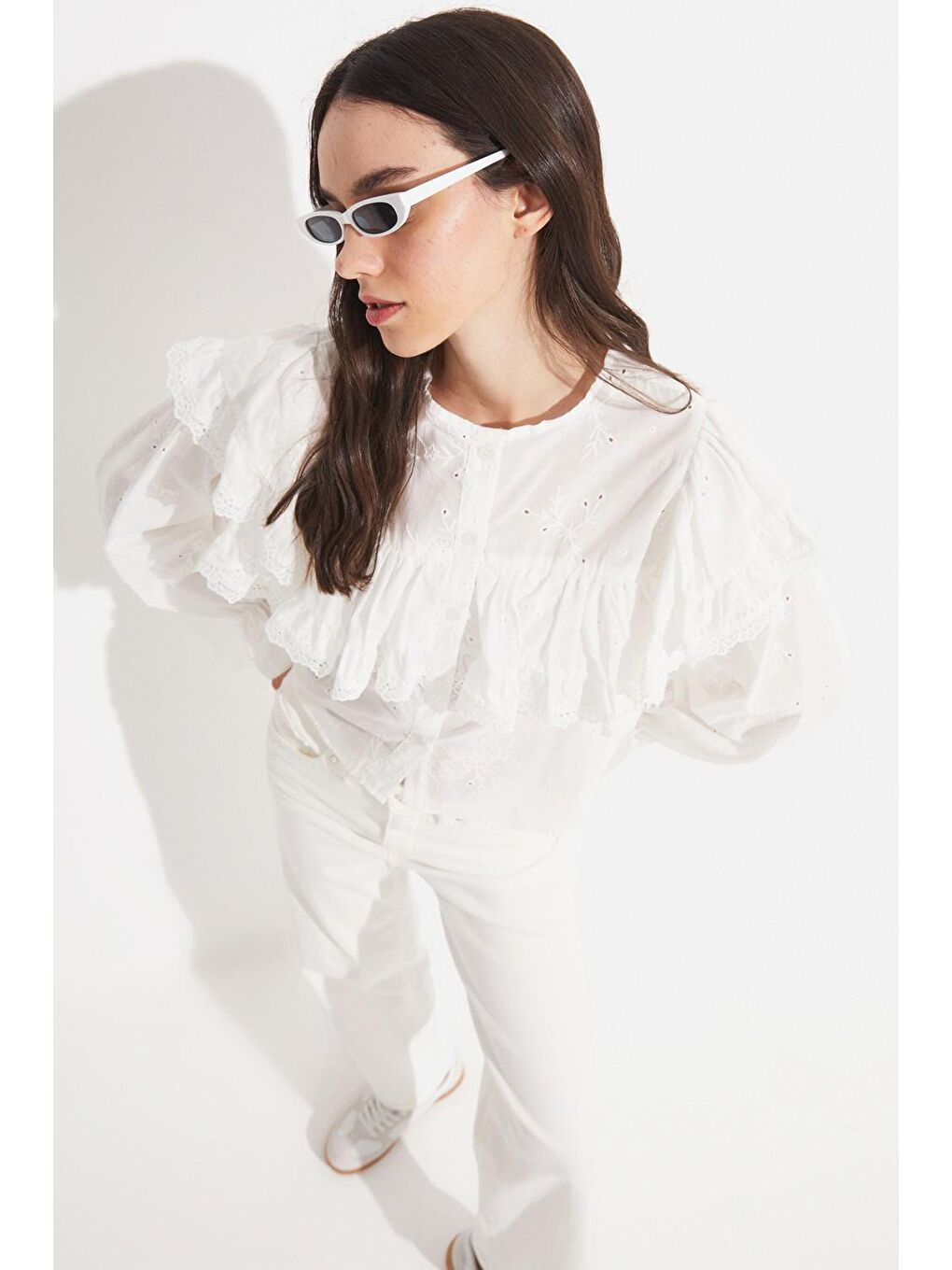 Beyaz Volan Detaylı Dantelli Bluz