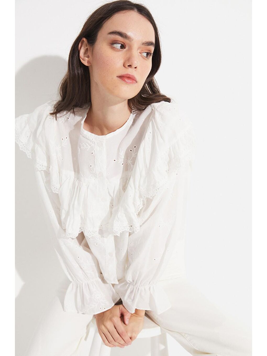 Beyaz Volan Detaylı Dantelli Bluz-1