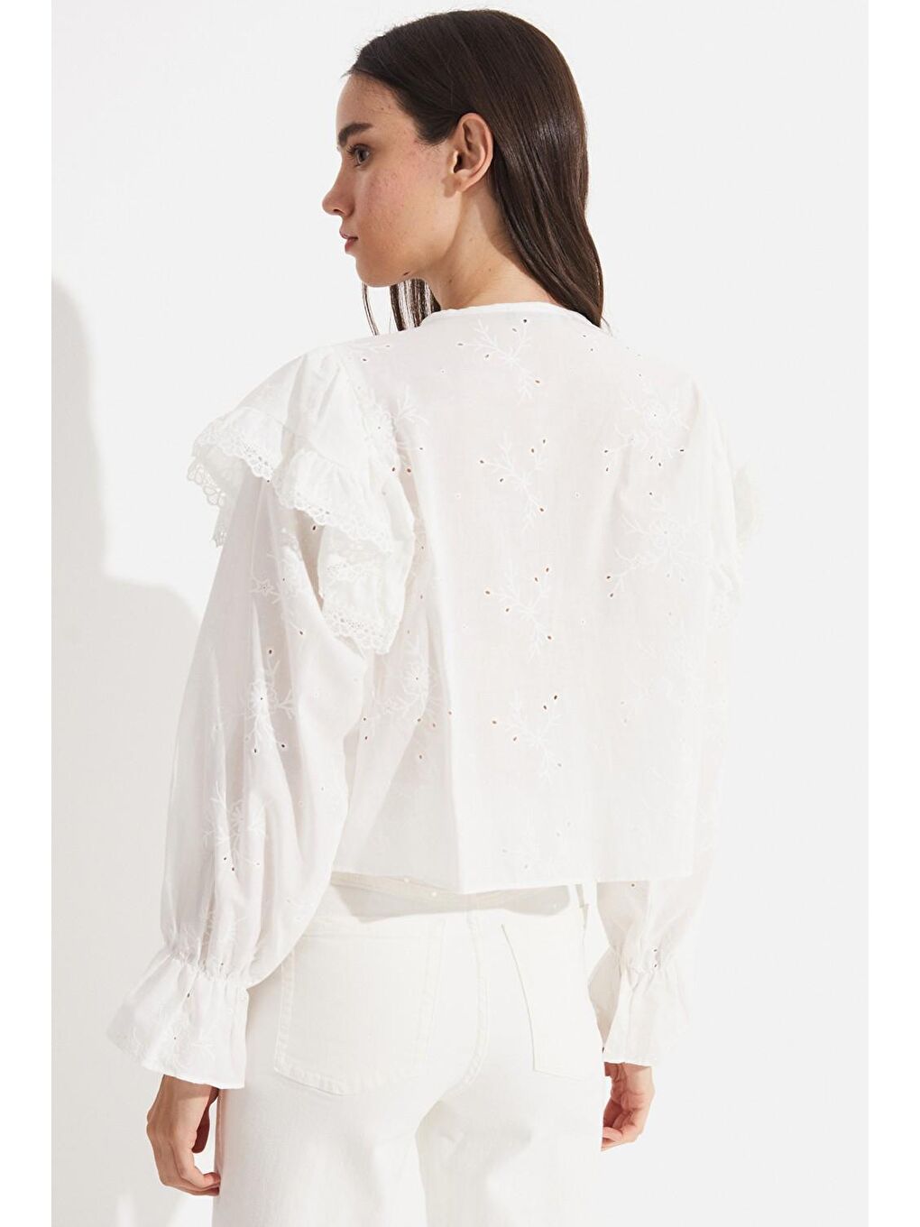 Beyaz Volan Detaylı Dantelli Bluz-3