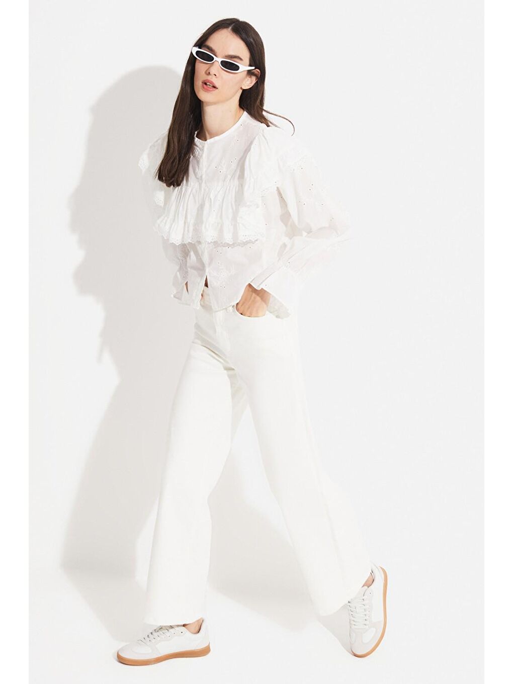 Beyaz Volan Detaylı Dantelli Bluz-4