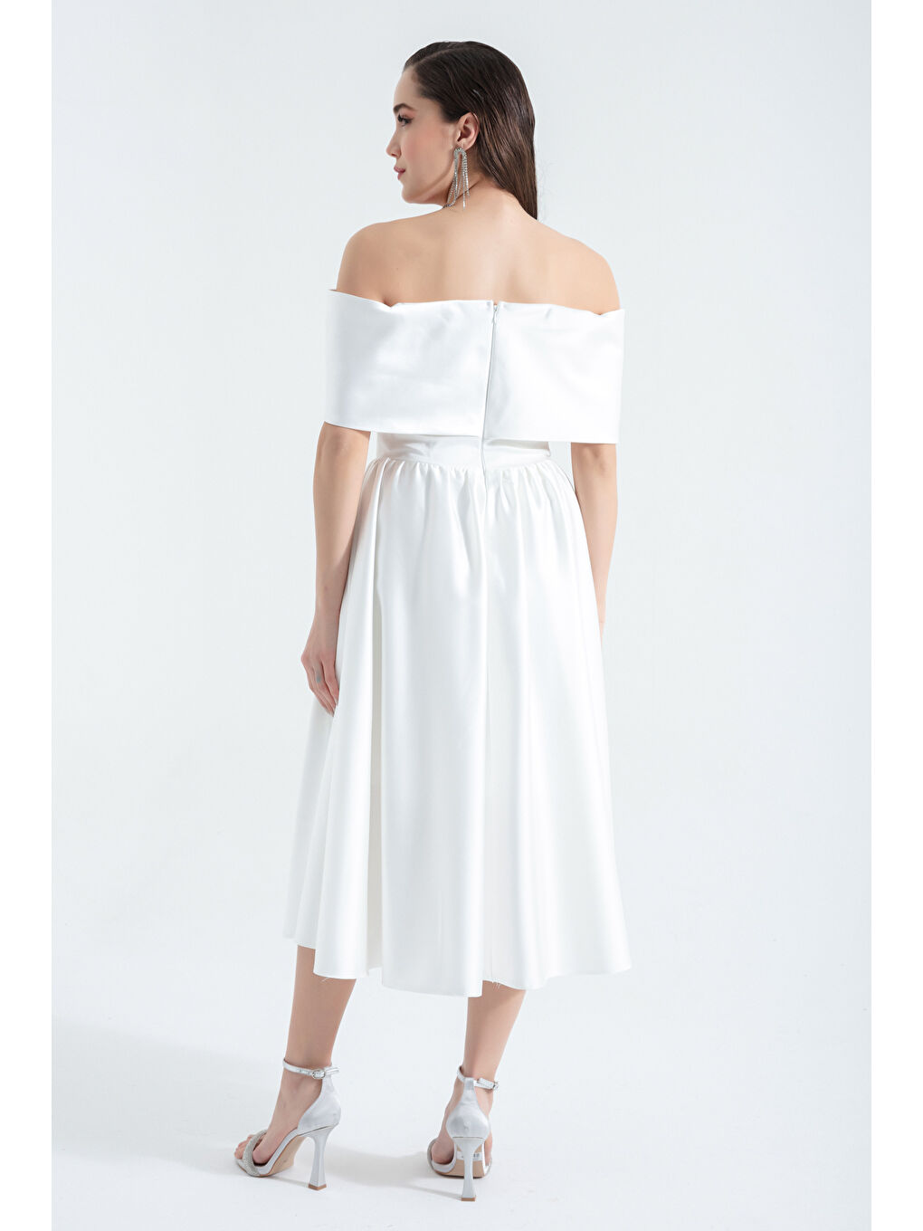 Kadın Beyaz Kayık Yaka Kloş Midi Saten Abiye Elbise-4