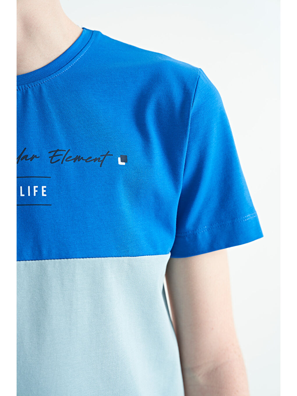 Beyaz Renk Bloklu O Yaka Baskı Detaylı Standart Kalıp Erkek Çocuk Tişört - 11135-2