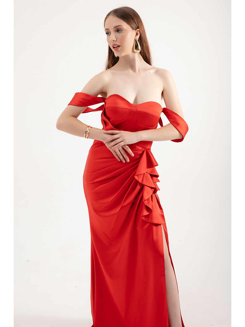Kadın Kırmızı Kalp Yaka Fırfırlı Uzun Saten Abiye Elbise-1