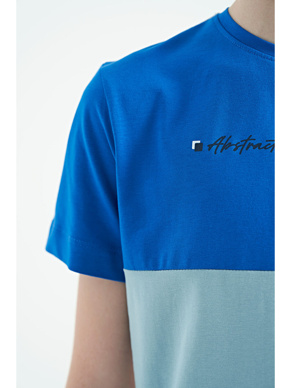 Beyaz Renk Bloklu O Yaka Baskı Detaylı Standart Kalıp Erkek Çocuk Tişört - 11135-4