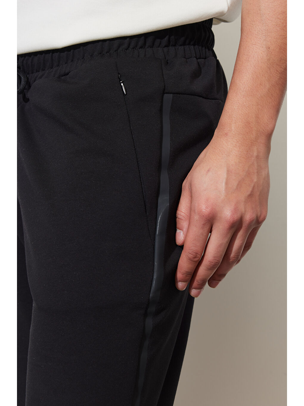 Erkek Siyah Standart Fit Normal Kesim Cepli Pamuklu Örme Şort-2