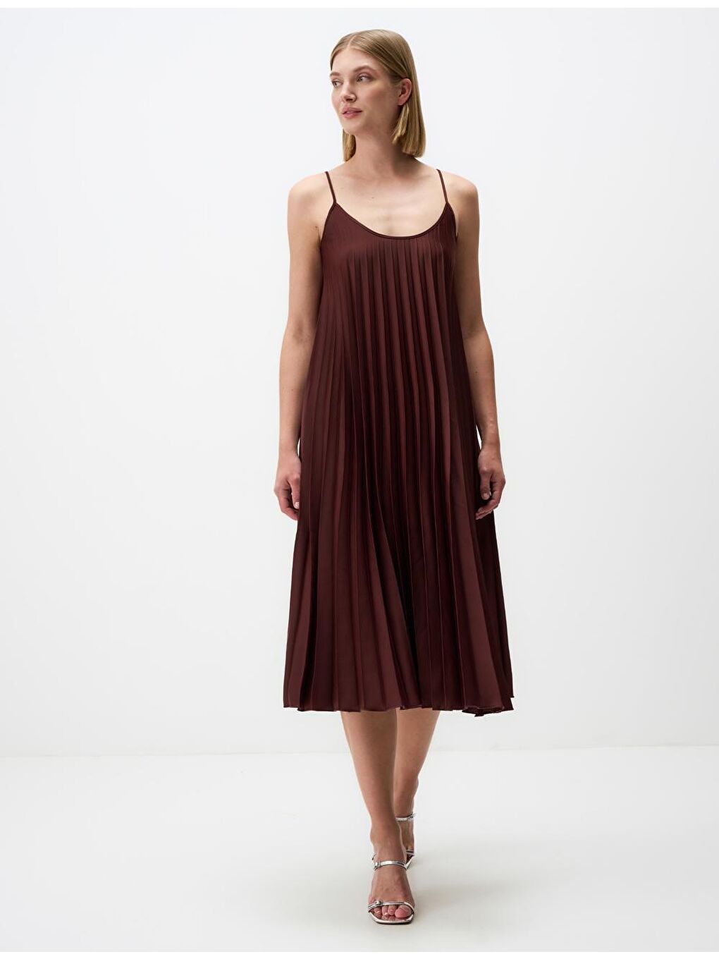 Kahverengi Askılı U Yaka Piliseli Midi Elbise-1