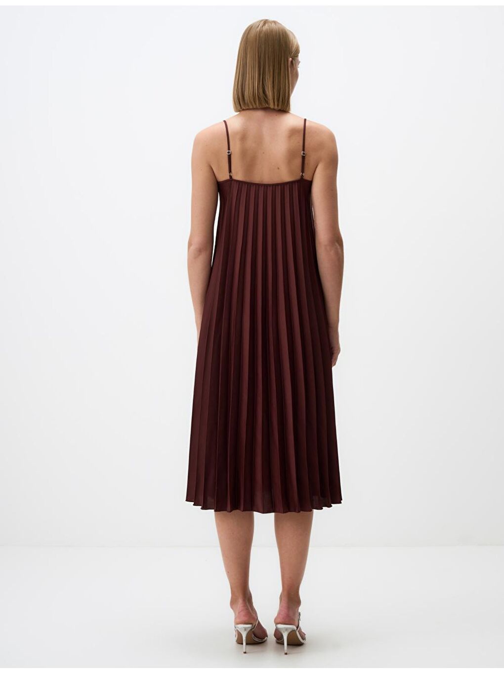 Kahverengi Askılı U Yaka Piliseli Midi Elbise-4