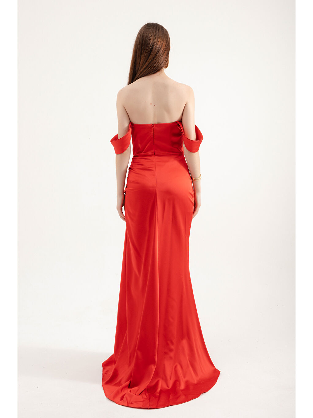 Kadın Kırmızı Kalp Yaka Fırfırlı Uzun Saten Abiye Elbise-4