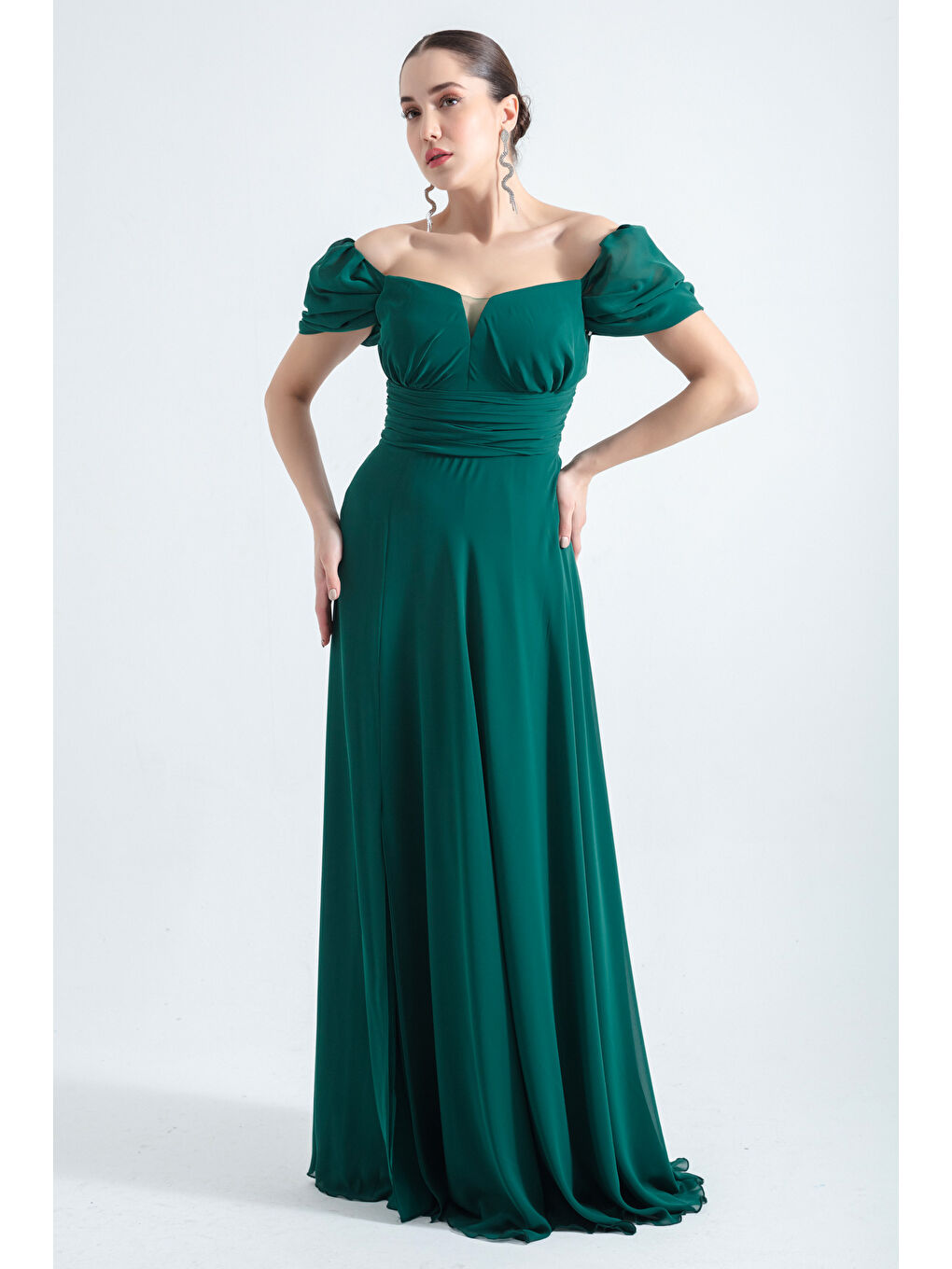 Kadın Zümrüt Yeşili Omzu Açık Yırtmaç Detaylı Tül Abiye-1