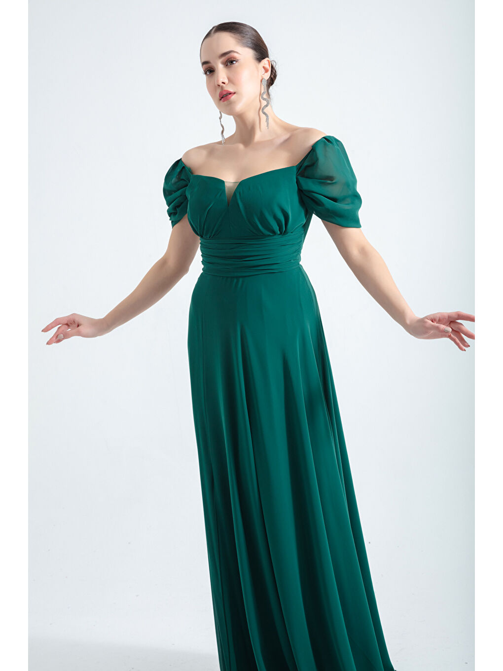 Kadın Zümrüt Yeşili Omzu Açık Yırtmaç Detaylı Tül Abiye-2