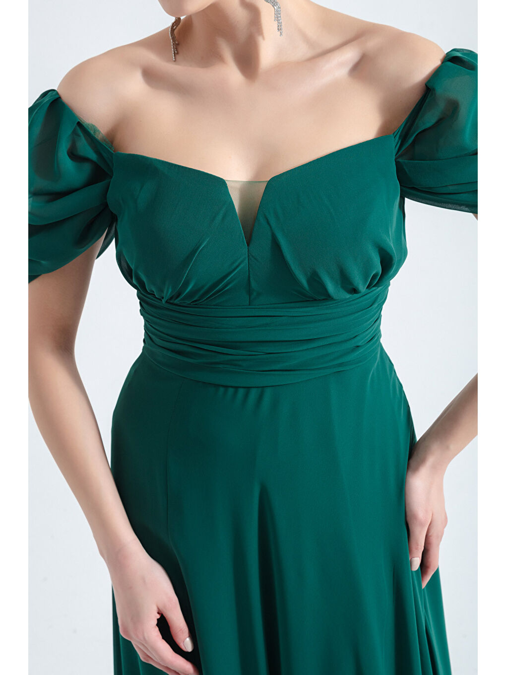 Kadın Zümrüt Yeşili Omzu Açık Yırtmaç Detaylı Tül Abiye-3