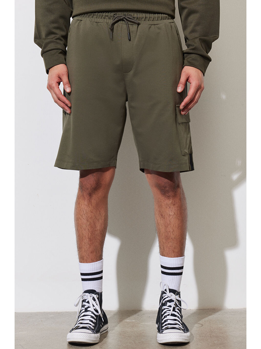 Erkek Haki Standart Fit Normal Kesim Pamuklu Cepli Şort-1