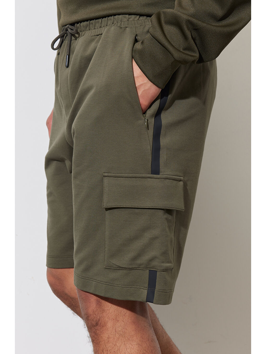 Erkek Haki Standart Fit Normal Kesim Pamuklu Cepli Şort-4