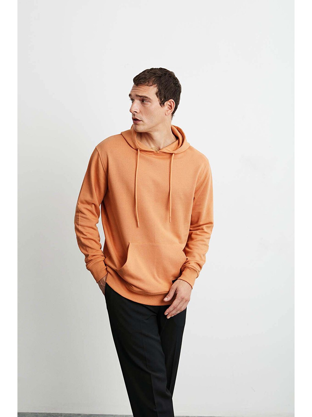 Erkek Yumuşacık Kapüşonlu Organik Pamuk Kanguru Cepli Regular Turuncu Sweatshirt