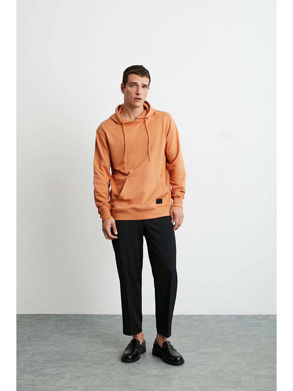Erkek Yumuşacık Kapüşonlu Organik Pamuk Kanguru Cepli Regular Turuncu Sweatshirt-1