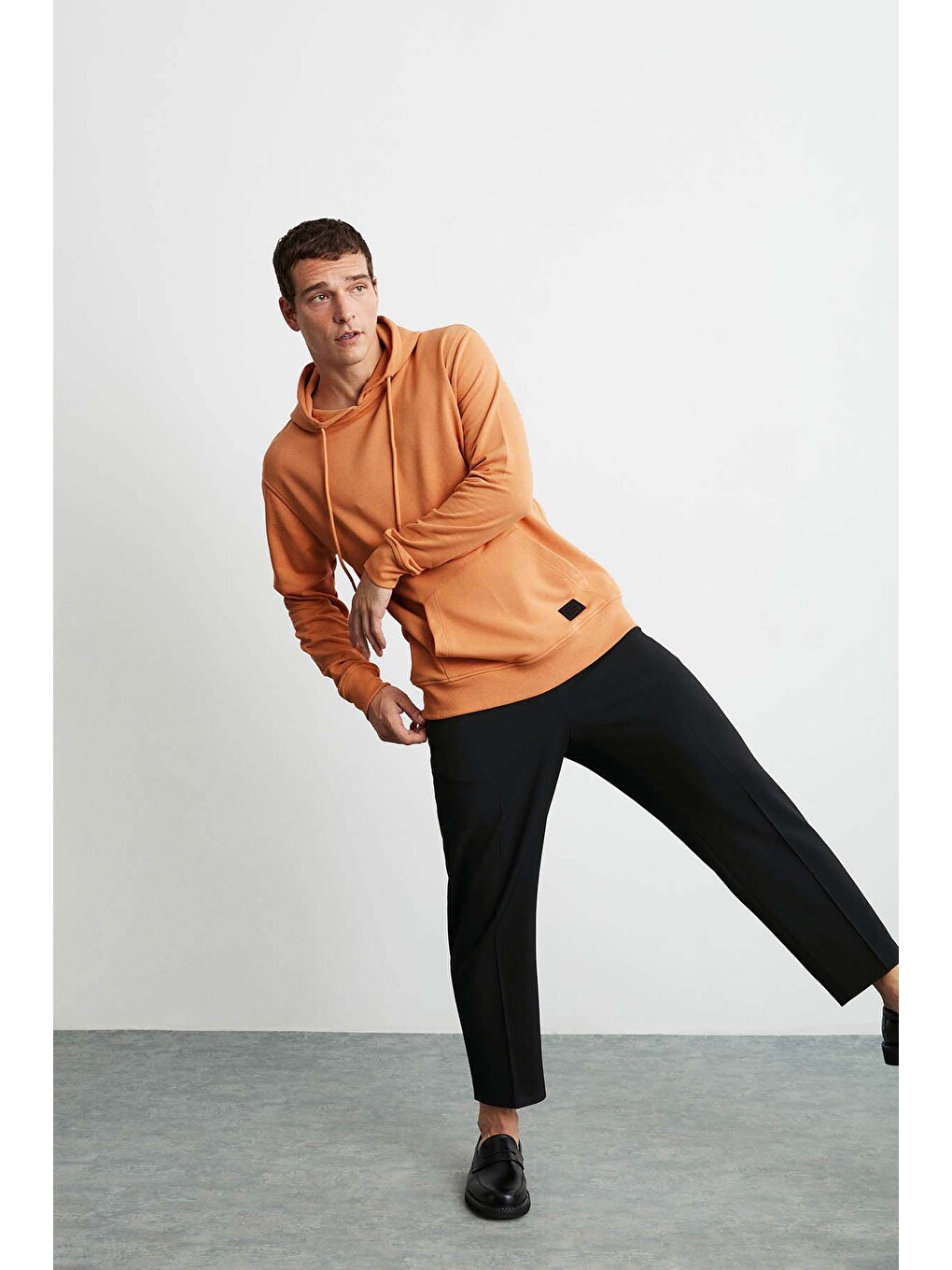 Erkek Yumuşacık Kapüşonlu Organik Pamuk Kanguru Cepli Regular Turuncu Sweatshirt-2