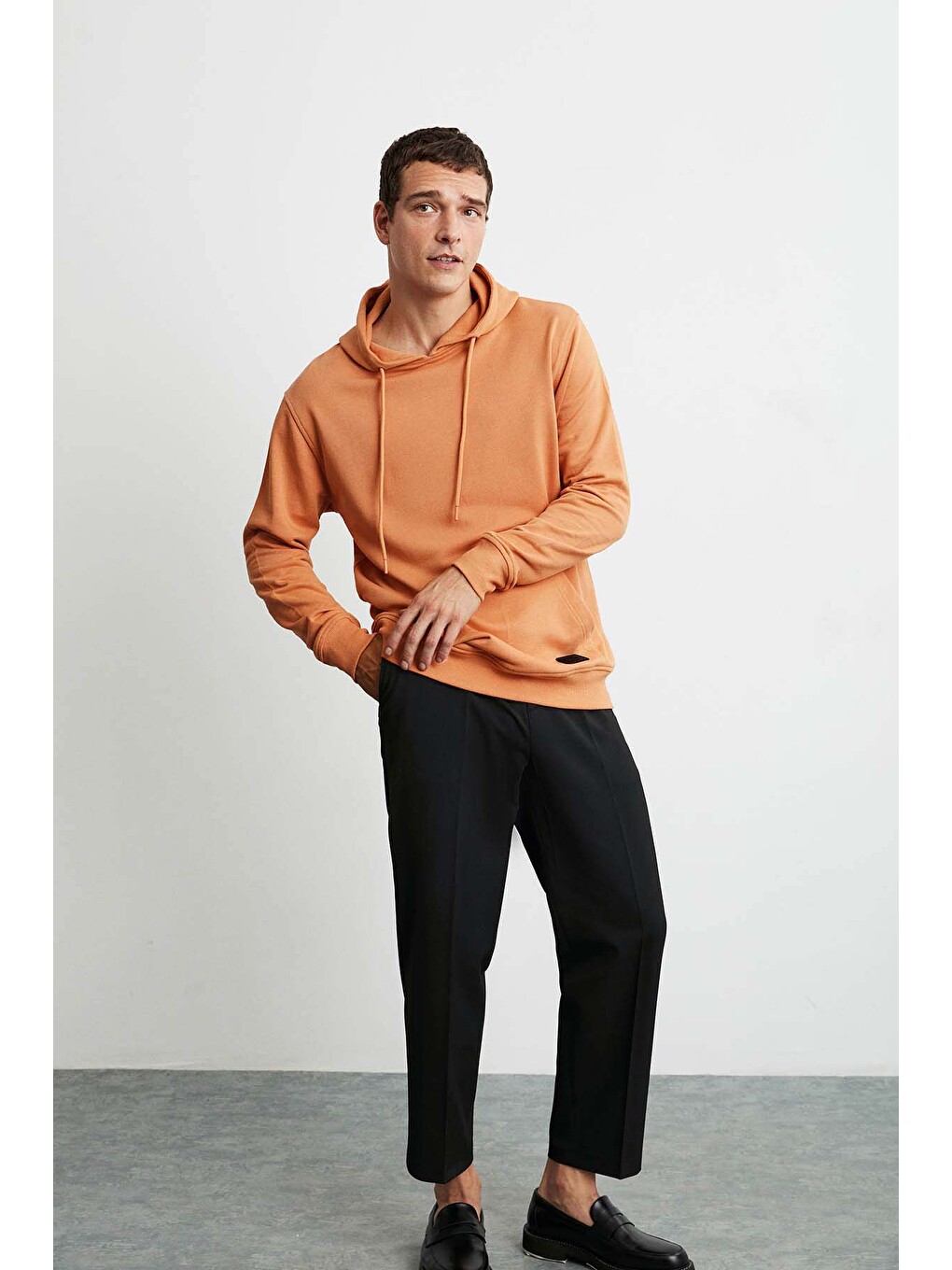Erkek Yumuşacık Kapüşonlu Organik Pamuk Kanguru Cepli Regular Turuncu Sweatshirt-3