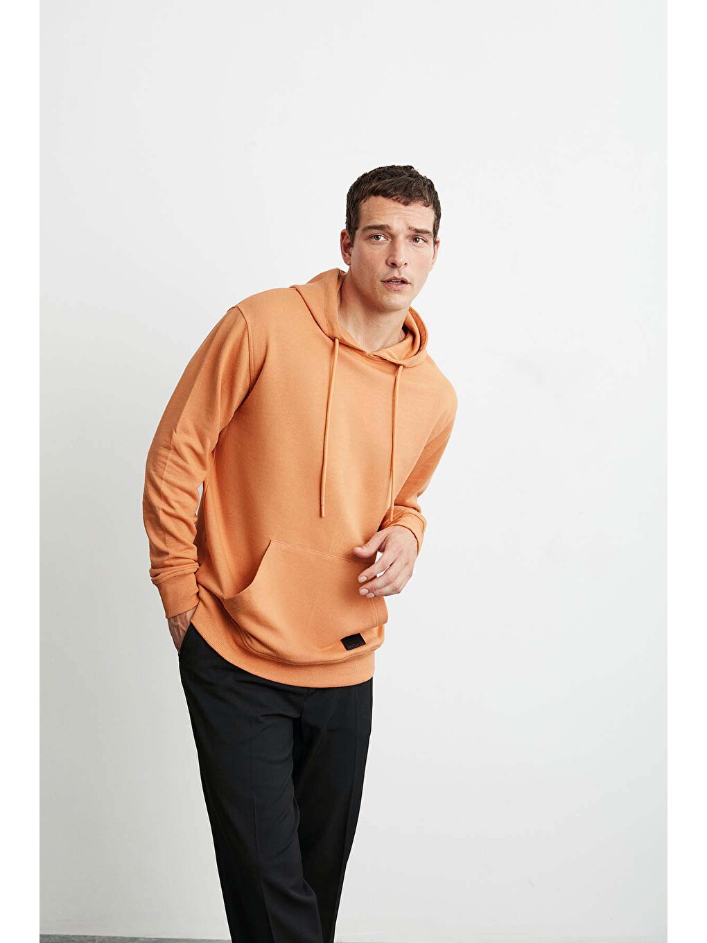 Erkek Yumuşacık Kapüşonlu Organik Pamuk Kanguru Cepli Regular Turuncu Sweatshirt-4