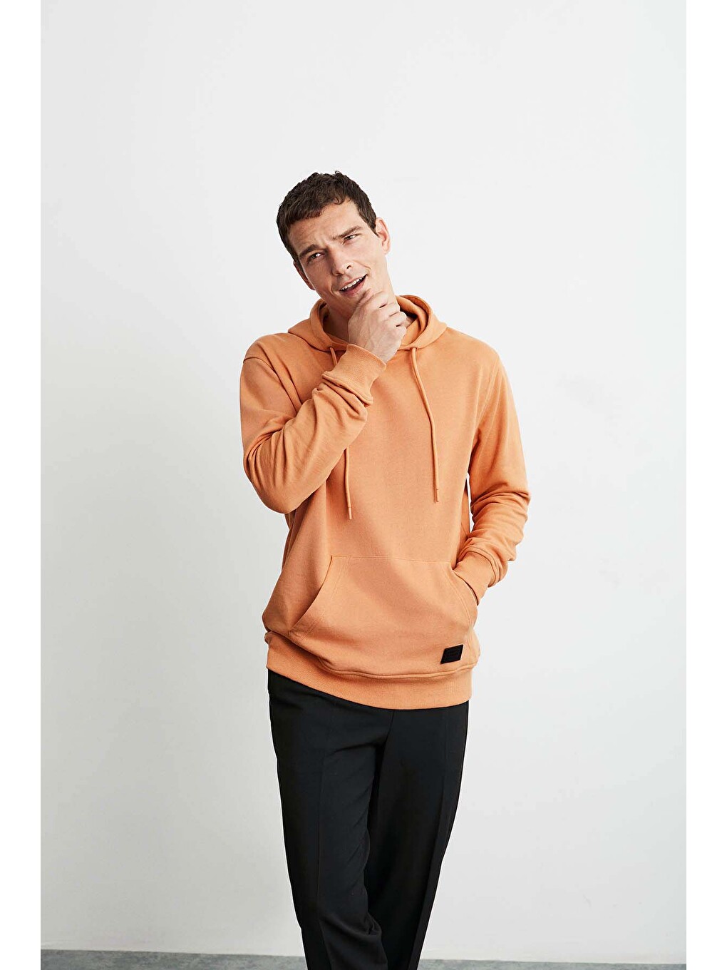 Erkek Yumuşacık Kapüşonlu Organik Pamuk Kanguru Cepli Regular Turuncu Sweatshirt-5