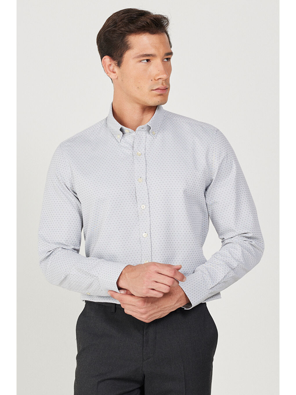 Erkek Gri Slim Fit Dar Kesim Düğmeli Yaka Armürlü Gömlek