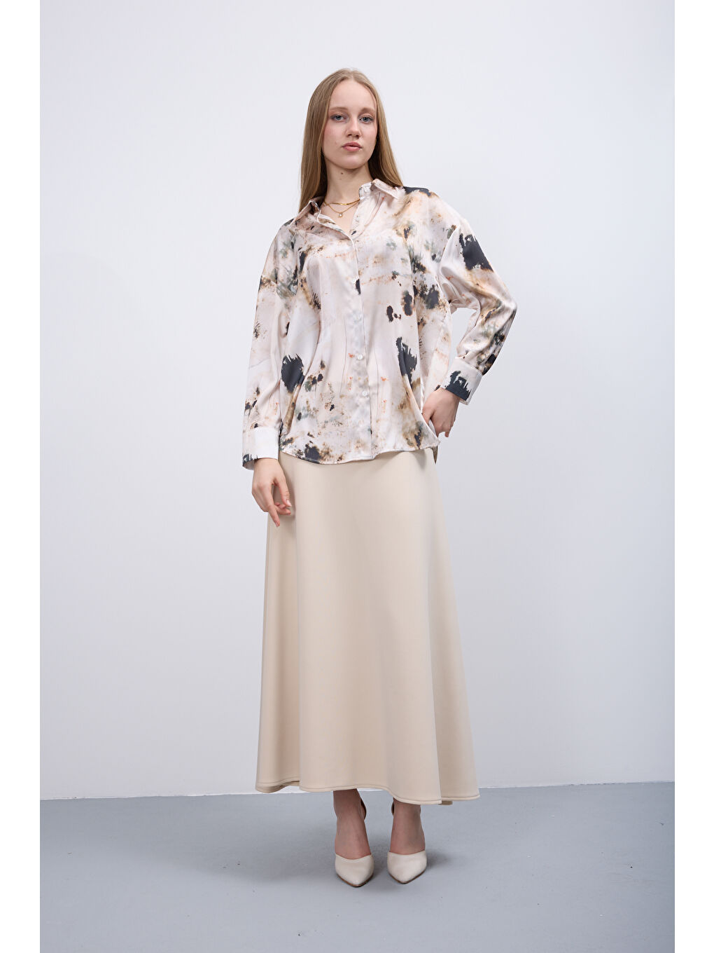 Pera Moda Bej Oversize Kalıp Desenli Saten Kadın Gömleği
