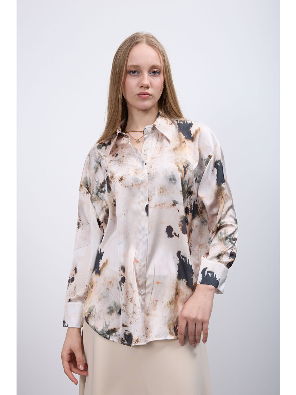 Pera Moda Bej Oversize Kalıp Desenli Saten Kadın Gömleği - 1