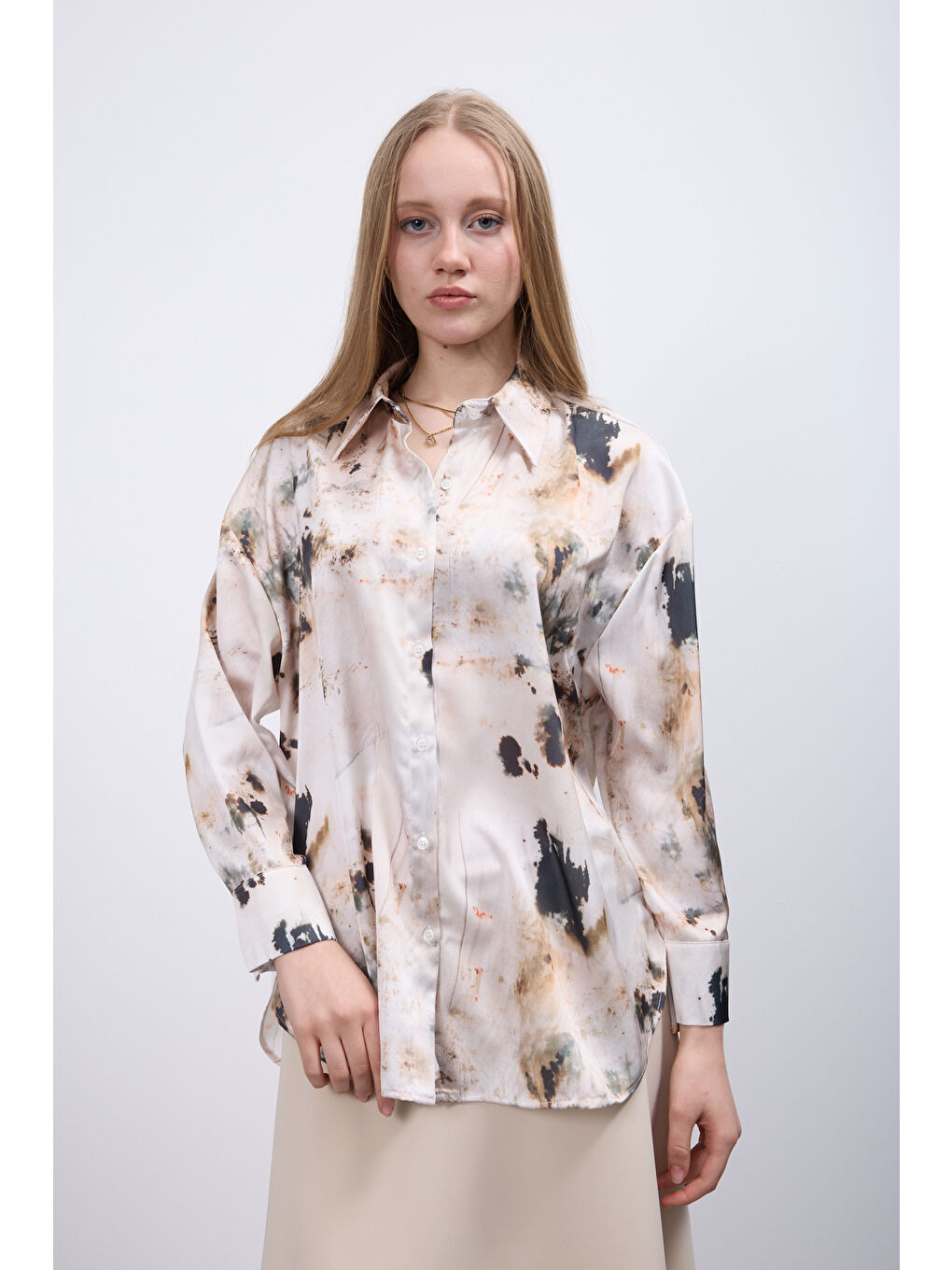 Pera Moda Bej Oversize Kalıp Desenli Saten Kadın Gömleği - 2