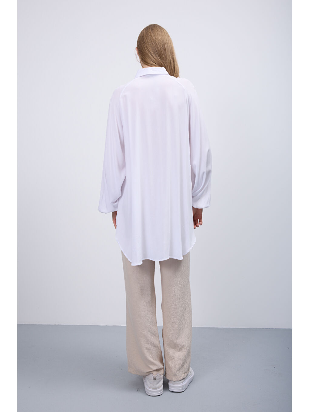 Balon Kol Önü Manşetli Uzun Beyaz Viskon Gömlek-1