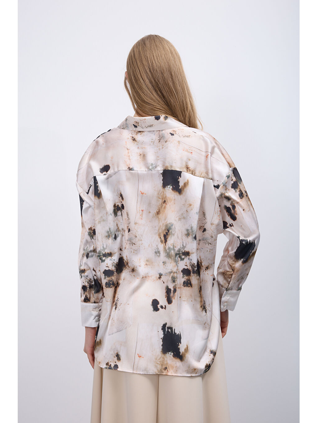 Pera Moda Bej Oversize Kalıp Desenli Saten Kadın Gömleği - 3