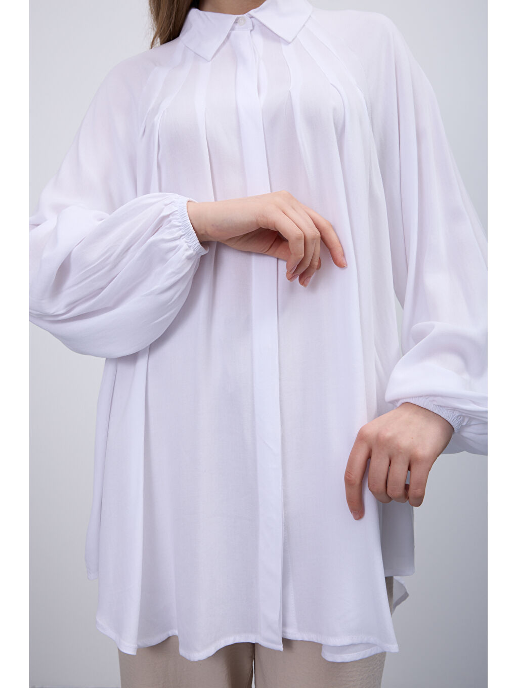 Balon Kol Önü Manşetli Uzun Beyaz Viskon Gömlek-2