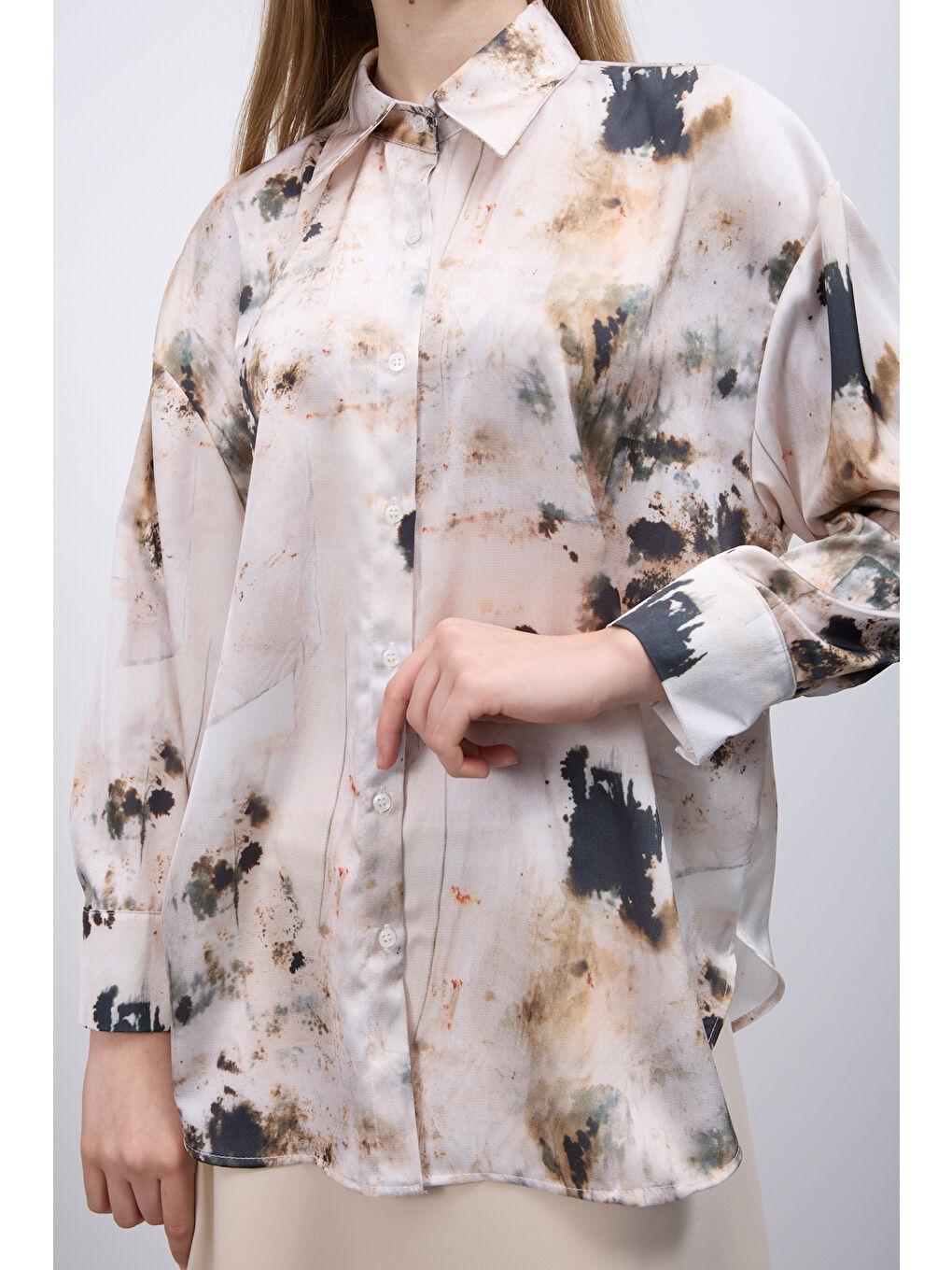 Pera Moda Bej Oversize Kalıp Desenli Saten Kadın Gömleği - 4