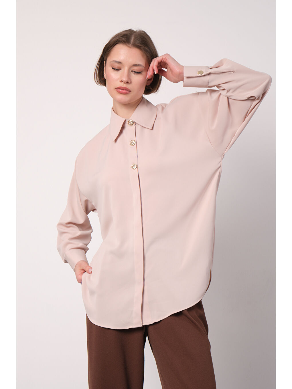 Bej Gold Düğmeli İç Göstermeyen Oversize Kadın Gömlek-1