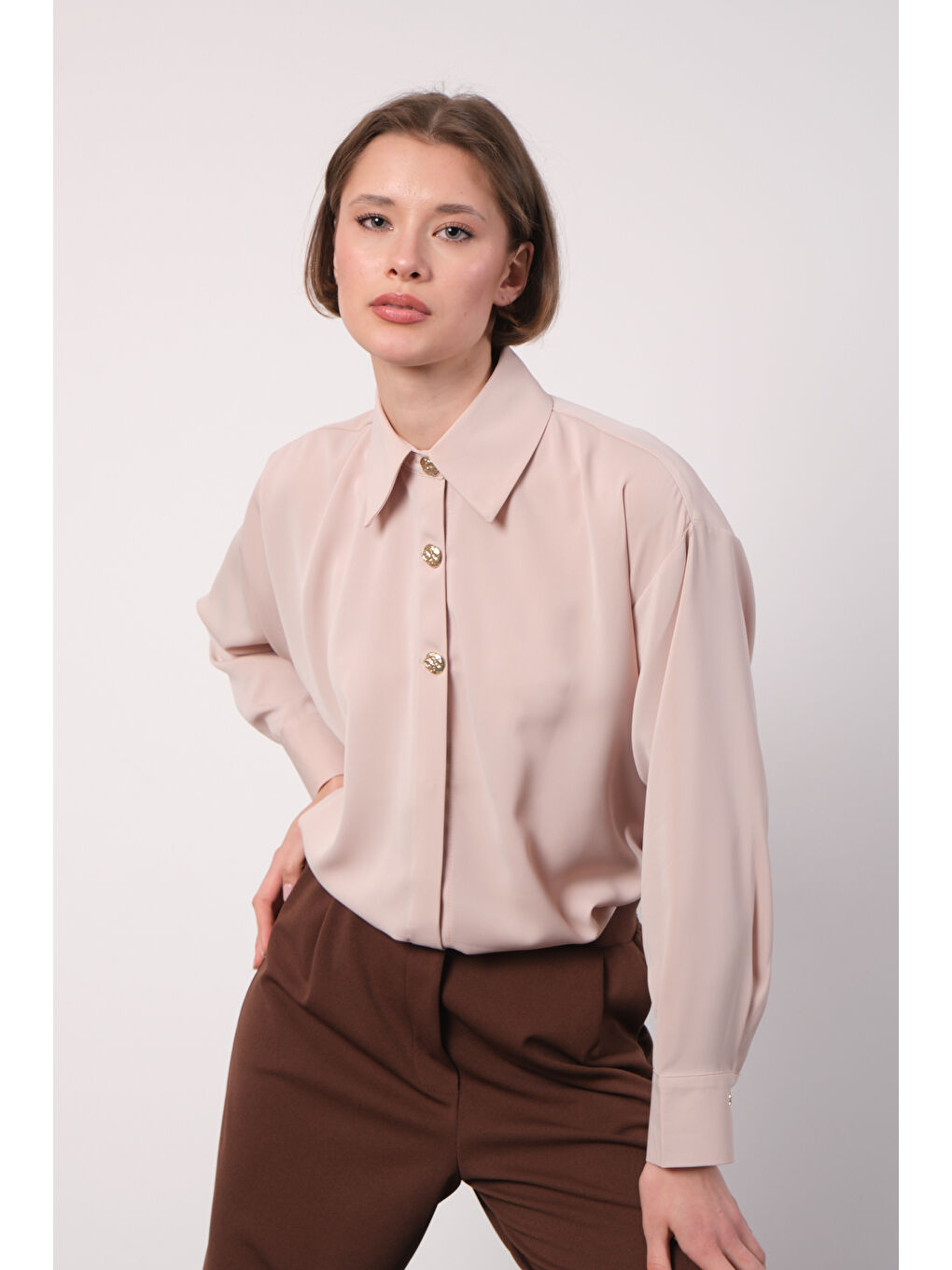 Bej Gold Düğmeli İç Göstermeyen Oversize Kadın Gömlek-2