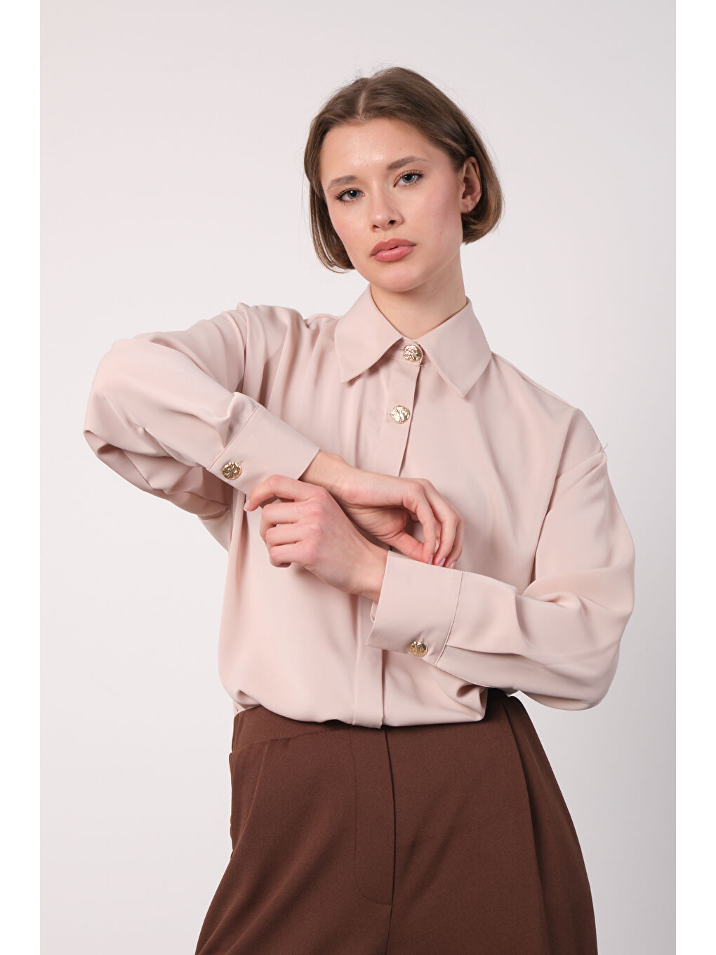 Bej Gold Düğmeli İç Göstermeyen Oversize Kadın Gömlek-3