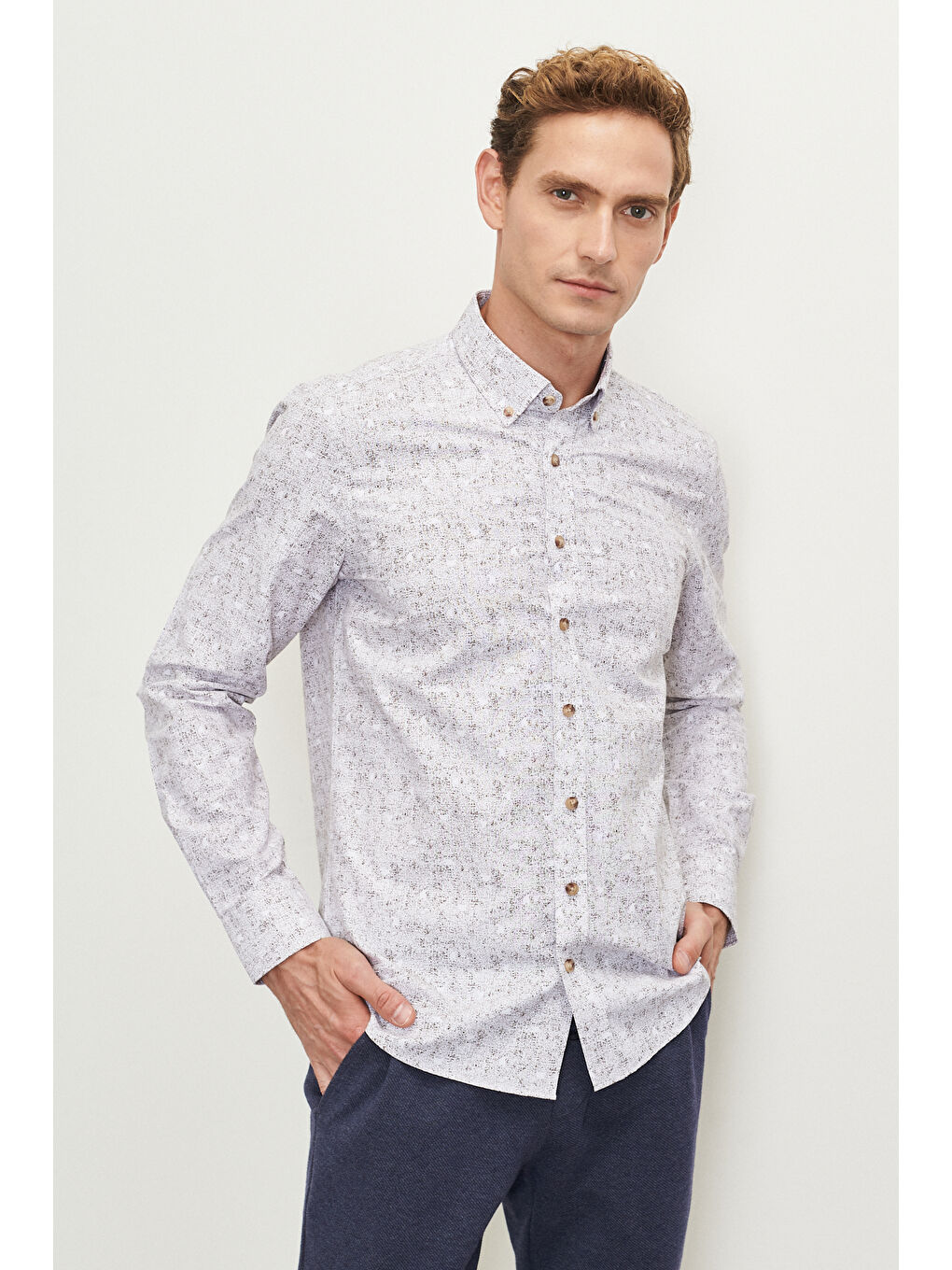 Erkek Bej Slim Fit Dar Kesim Düğmeli Yaka Baskılı Gömlek