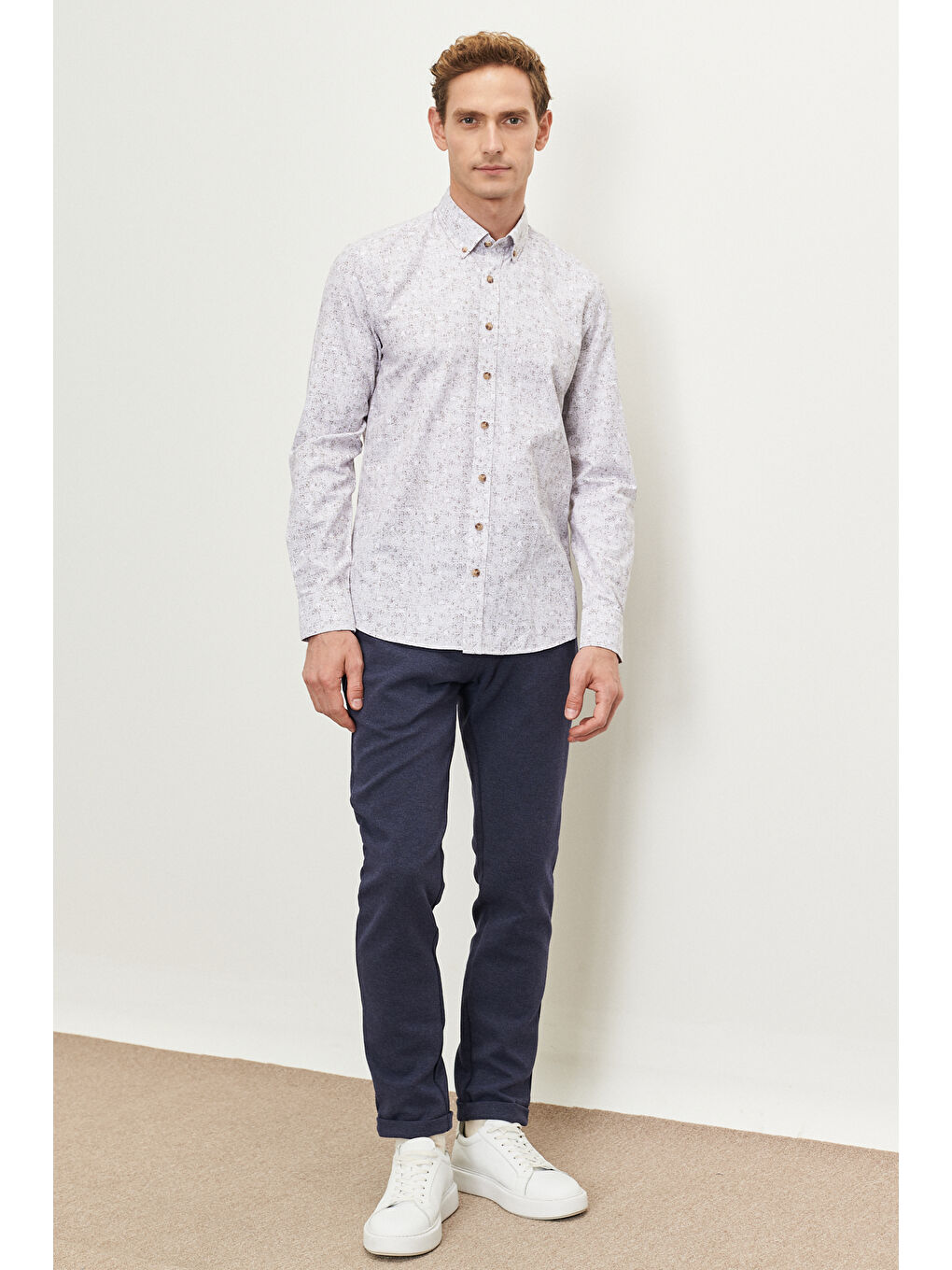 Erkek Bej Slim Fit Dar Kesim Düğmeli Yaka Baskılı Gömlek-1