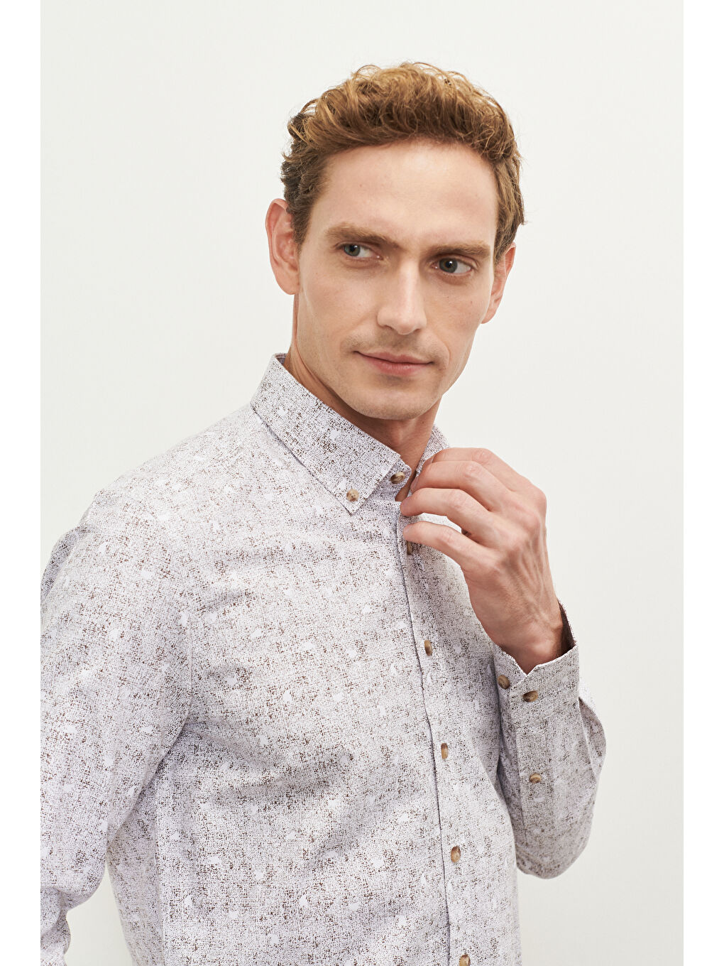 Erkek Bej Slim Fit Dar Kesim Düğmeli Yaka Baskılı Gömlek-2