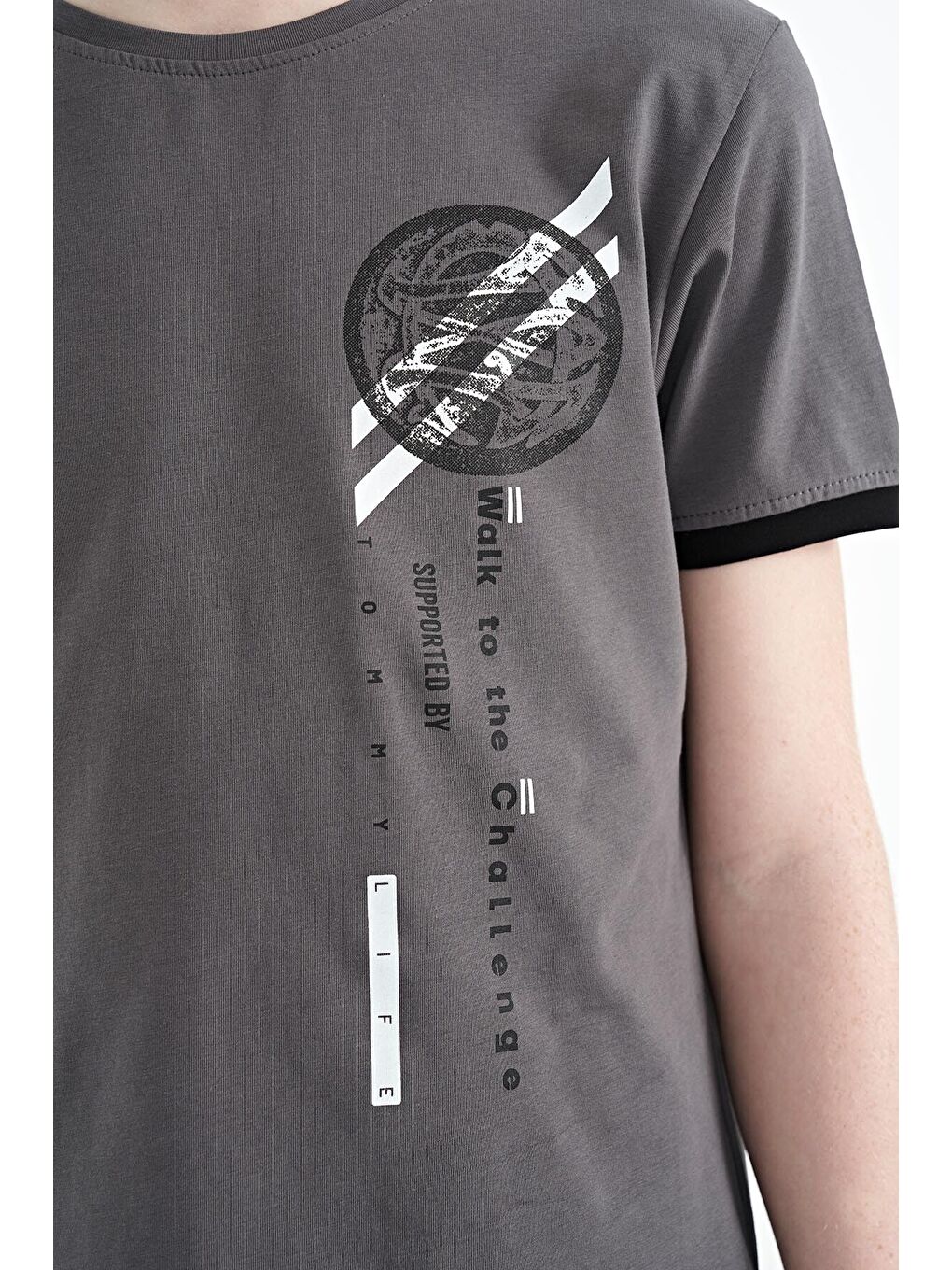 Koyu Gri Baskı Detaylı O Yaka Standart Kalıp Erkek Çocuk Tişört - 11131-2