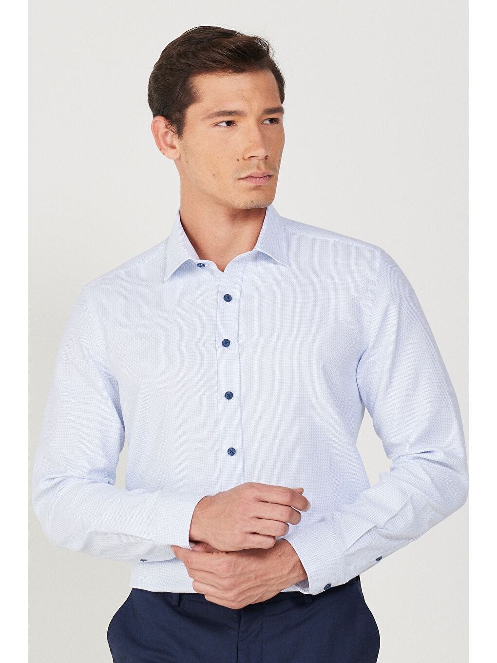 Erkek Beyaz-Lacivert Slim Fit Dar Kesim Klasik Yaka Armürlü Pamuklu Gömlek