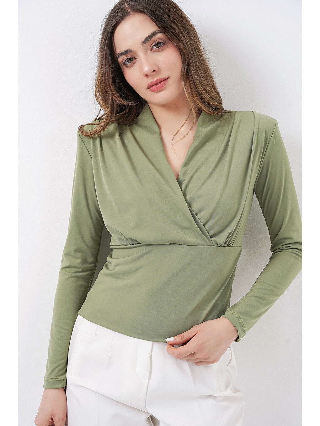 Kadın Omuz Vatkalı Kruvaze Yaka Bluz 942 - E.Yeşil